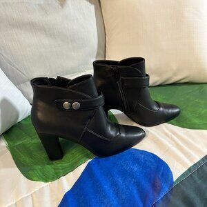 EUC - Aerosoles Heel Rest - Ankle Booties - Black - Size 9